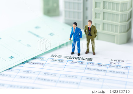 ビジネスマンと給与支給明細書 142283710