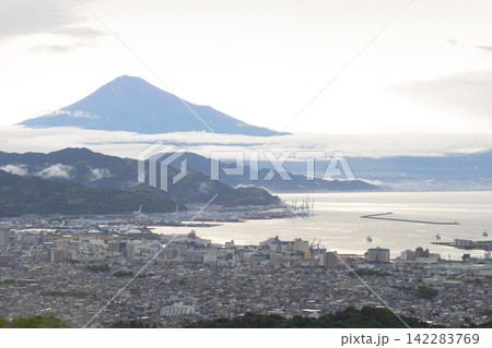 日本平山頂から見える豪雨後の富士山 日本平山頂から見える豪雨後の富士山 142283769