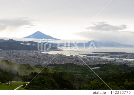日本平山頂から見える豪雨後の富士山 日本平山頂から見える豪雨後の富士山 142283770