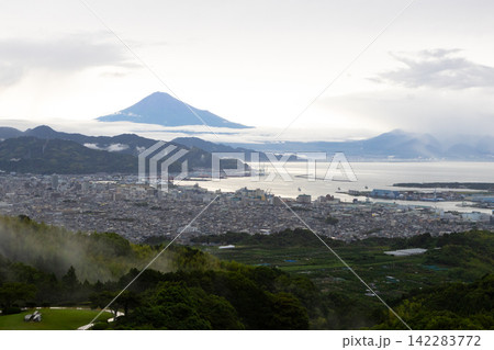 日本平山頂から見える豪雨後の富士山 日本平山頂から見える豪雨後の富士山 142283772