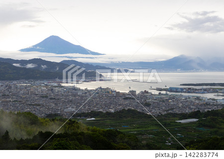 日本平山頂から見える豪雨後の富士山 142283774