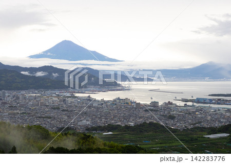 日本平山頂から見える豪雨後の富士山 日本平山頂から見える豪雨後の富士山 142283776
