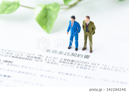 業務委託契約書とビジネスマン 142284248