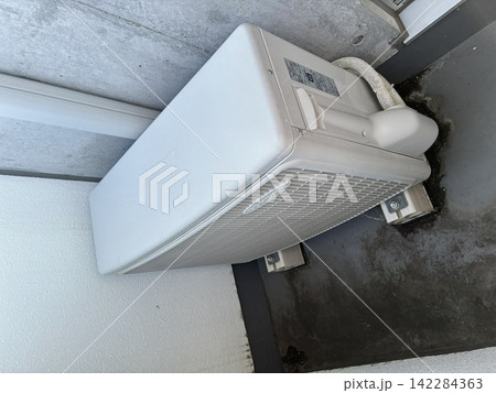 ベランダに設置されたエアコン室外機 ベランダに設置されたエアコン室外機 142284363