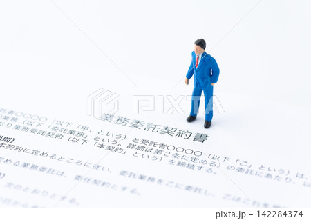 業務委託契約書とビジネスマン 142284374