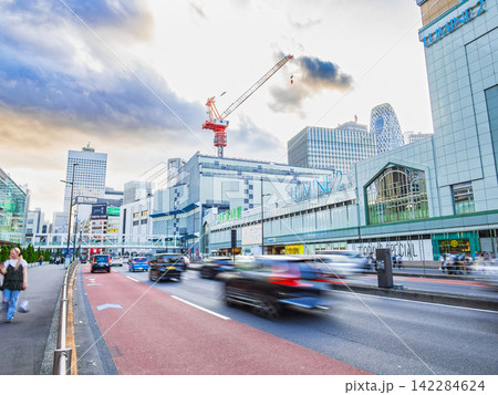 東京　夏の夕暮れの新宿駅南口 142284624