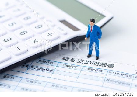 ビジネスマンと給料明細 142284716