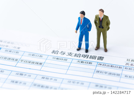 ビジネスマンと給与支給明細書 ビジネスマンと給与支給明細書 142284717