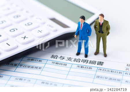 ビジネスマンと給料明細 ビジネスマンと給料明細 142284719