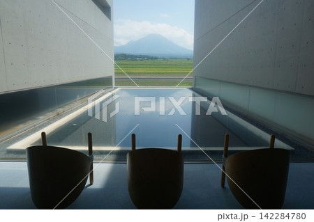 鳥取県伯耆町にある白い館「植田正治写真美術館」:館内から大山を望む 鳥取県伯耆町にある白い館「植田正治写真美術館」:館内から大山を望む 142284780