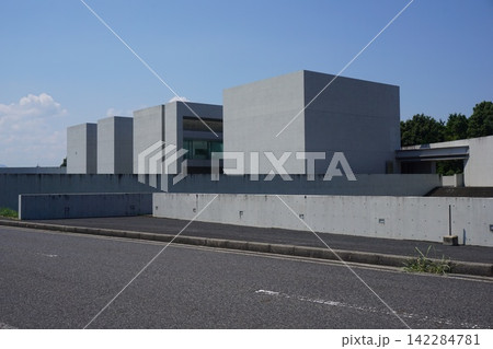 鳥取県伯耆町にある白い館「植田正治写真美術館」 鳥取県伯耆町にある白い館「植田正治写真美術館」 142284781