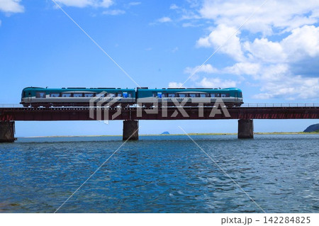 青い海の上を走る電車 青い海の上を走る電車 142284825