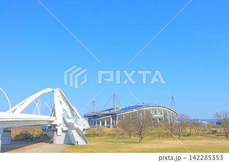 愛知県豊田市、豊田スタジアムと豊田大橋の風景 愛知県豊田市、豊田スタジアムと豊田大橋の風景 142285353
