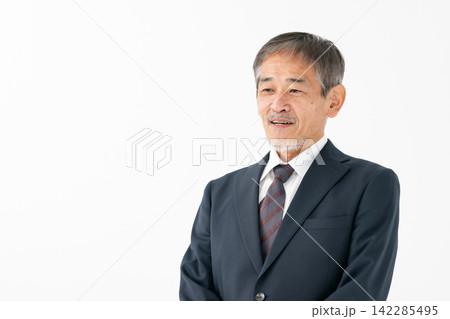シニア男性 スーツ 会話 シニア男性 スーツ 会話 142285495