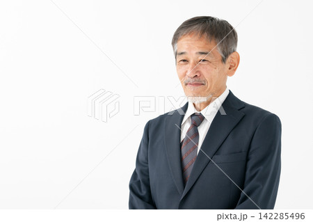 シニア男性 スーツ 会話 シニア男性 スーツ 会話 142285496