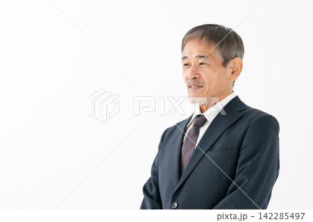 シニア男性 スーツ 会話 シニア男性 スーツ 会話 142285497
