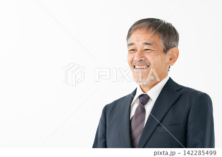 シニア男性 スーツ 会話 シニア男性 スーツ 会話 142285499