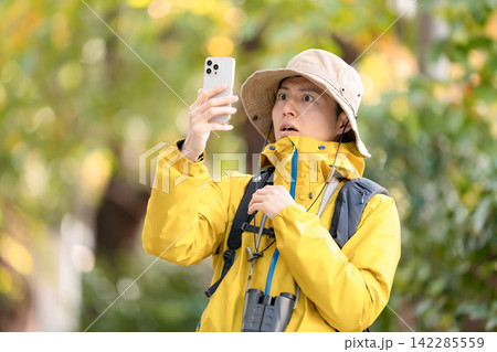 山歩き　アウトドア　スマホ　驚く 142285559