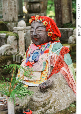 高野山奥の院の参道 お化粧地蔵さんのいる風景 高野山奥の院の参道 お化粧地蔵さんのいる風景 142285587