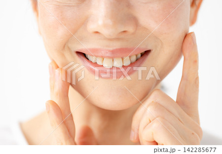 女性 口元 笑顔 女性 口元 笑顔 142285677