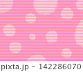ピンクのストライプに水玉模様が入った背景素材イラスト 142286070