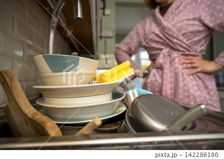 Dirty dishes in kitchen, clean space - clean mind Dirty dishes in kitchen, clean space - clean mind 142286180