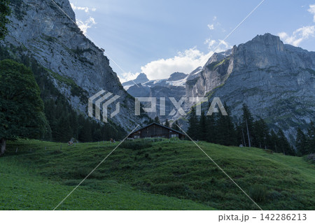 谷あいの山小屋と岩壁の峰 谷あいの山小屋と岩壁の峰 142286213