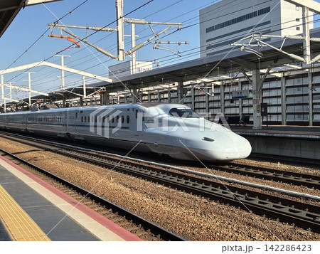 姫路駅に到着する新幹線 姫路駅に到着する新幹線 142286423