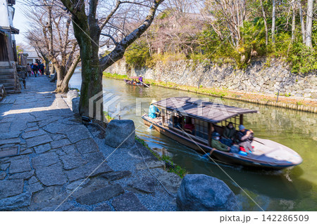 【重要伝統的建造物群保存地区】八幡 八幡堀の春の風景6 滋賀県近江八幡市 【重要伝統的建造物群保存地区】八幡 八幡堀の春の風景6 滋賀県近江八幡市 142286509