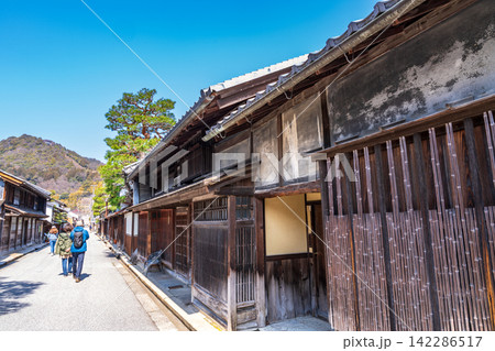 【重要伝統的建造物群保存地区】八幡 新町通りの春の風景18 滋賀県近江八幡市 【重要伝統的建造物群保存地区】八幡 新町通りの春の風景18 滋賀県近江八幡市 142286517
