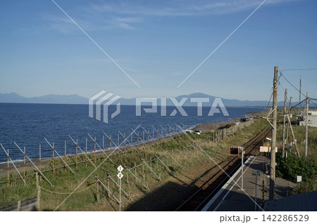 海沿いを走る線路と青い海 海沿いを走る線路と青い海 142286529