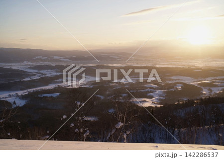 夕暮れの光が満ちる雪の平野 夕暮れの光が満ちる雪の平野 142286537
