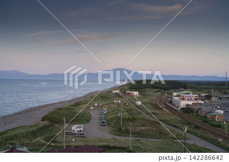 海沿いの集落と遠くの山影 海沿いの集落と遠くの山影 142286642