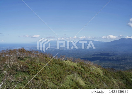 秋の草地越しに霞む山並み 秋の草地越しに霞む山並み 142286685