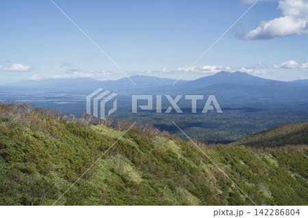 山肌の草地から望む平野と山影 山肌の草地から望む平野と山影 142286804