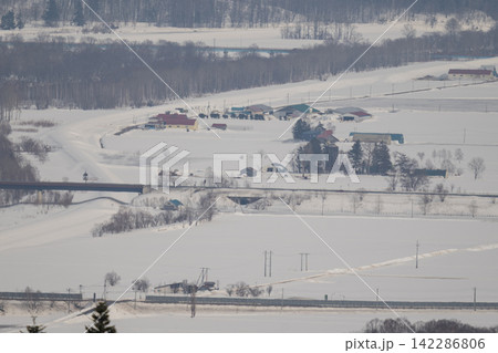 雪に埋もれた集落を見下ろす 雪に埋もれた集落を見下ろす 142286806