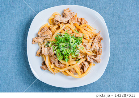 豚肉と玉ねぎの焼きうどん 142287013