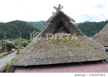 京都府美山のかやぶきの里の新緑風景 京都府美山のかやぶきの里の新緑風景 142287025