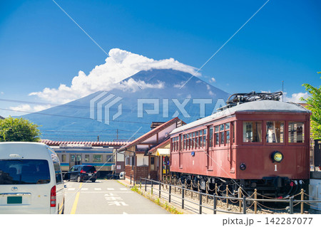 夏の富士山と富士急 河口湖駅 1929年製 旧客車展示 夏の富士山と富士急 河口湖駅 1929年製 旧客車展示 142287077