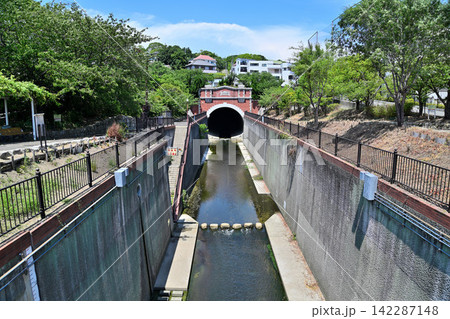 神戸市兵庫区の湊川隧道 日本初の近代河川トンネル 国登録有形文化財 出口側 神戸市兵庫区の湊川隧道 日本初の近代河川トンネル 国登録有形文化財 出口側 142287148