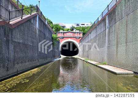 神戸市兵庫区の湊川隧道 日本初の近代河川トンネル 国登録有形文化財 出口側 神戸市兵庫区の湊川隧道 日本初の近代河川トンネル 国登録有形文化財 出口側 142287155