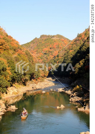 紅葉の保津川下り 紅葉の保津川下り 142287169