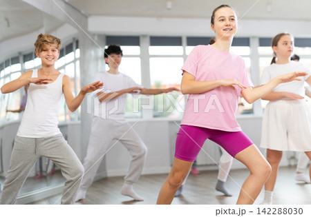 Girl teen teaches energetic mobile social house dance together with friends Girl teen teaches energetic mobile social house dance together with friends 142288030