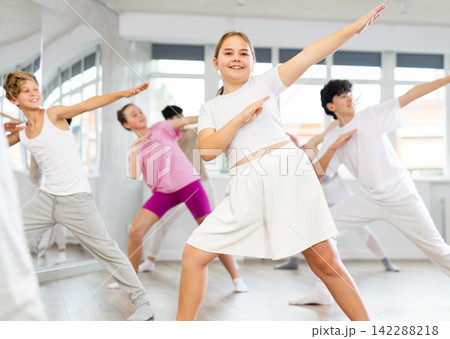 Girl teen teaches energetic mobile social house dance together with friends Girl teen teaches energetic mobile social house dance together with friends 142288218