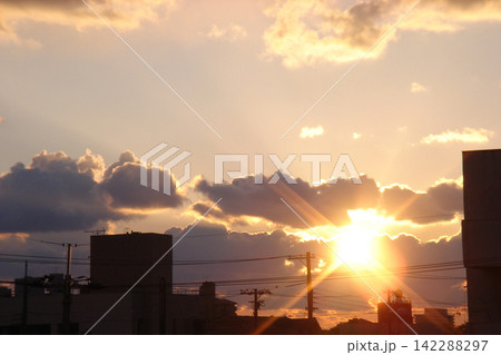 夕暮れの空/大晦日の日の入 夕暮れの空/大晦日の日の入 142288297