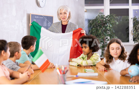 Qualified woman teacher tells pupils the history of Italy 142288351