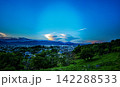 夕暮れの街並みと山並み 142288533