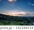 茶畑と夕焼け 142288534