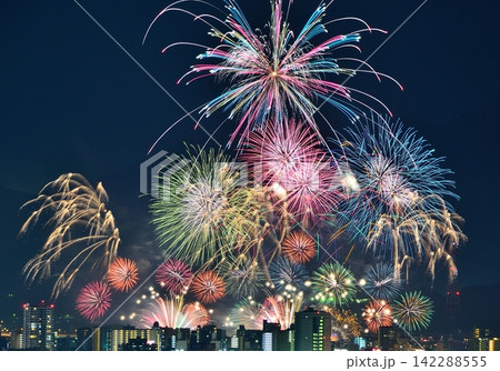 都市の夜空を彩る華やかな大輪の打ち上げ花火 142288555