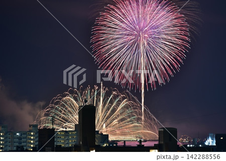 夏の夜空を彩る大迫力の花火と都市の夜景 宮島花火大会 夏の夜空を彩る大迫力の花火と都市の夜景 宮島花火大会 142288556